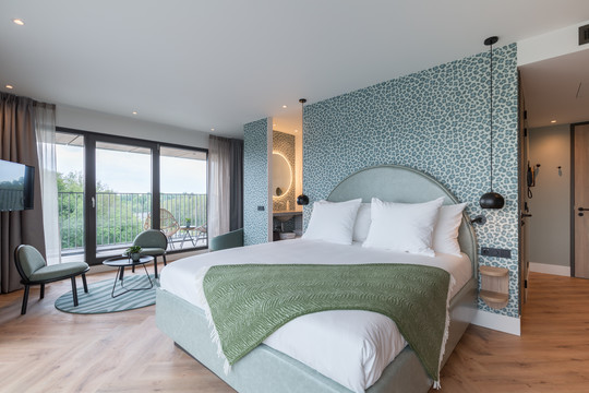 Superior Plus with lounge, walk-in shower & spacious balcony