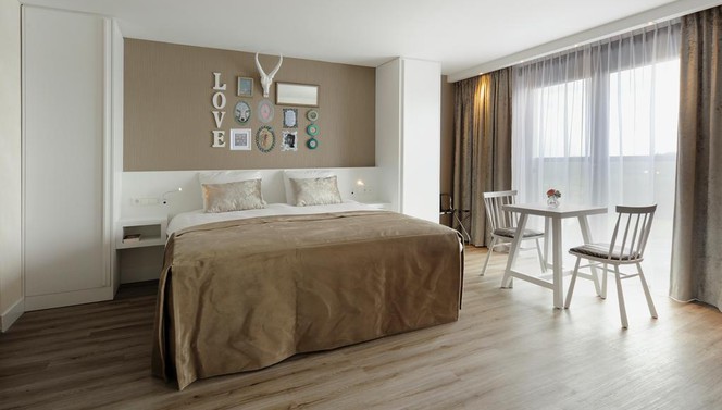 Suite brown bed